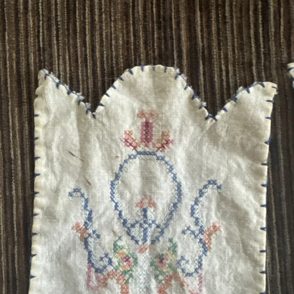 Handmade Cross-Stitch Linen Chair Back & Armrest Cover Set Vtg Scalloped Doilies